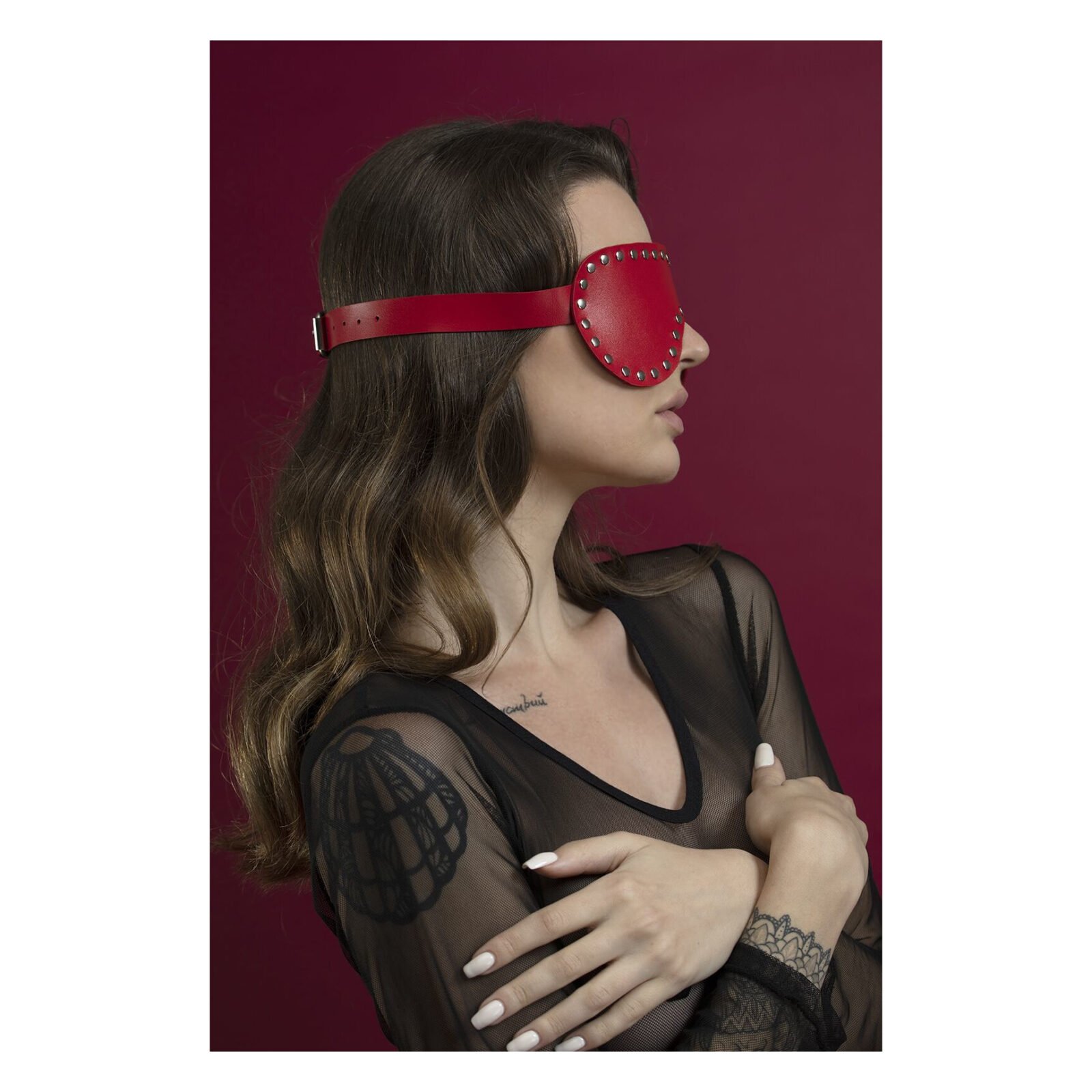 Маска на очі з заклепками Feral Feelings - Blindfold Mask, натуральна шкіра, червона Маска на очі з заклепками Feral Feelings - Blindfold Mask, натуральна шкіра, червона