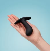 BOOTIE-M-Butt-Plug-Black-Handshot