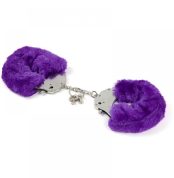 naruchniki-metallicheskie-roomfun-s-tolstym-fioletovym-mekhom-furry-cuffs-13542988970501_-0d2b9116e4