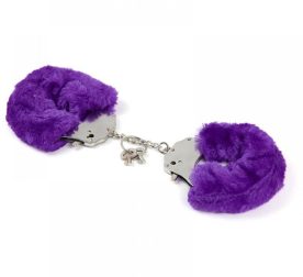 naruchniki-metallicheskie-roomfun-s-tolstym-fioletovym-mekhom-furry-cuffs-13542988970501_-0d2b9116e4