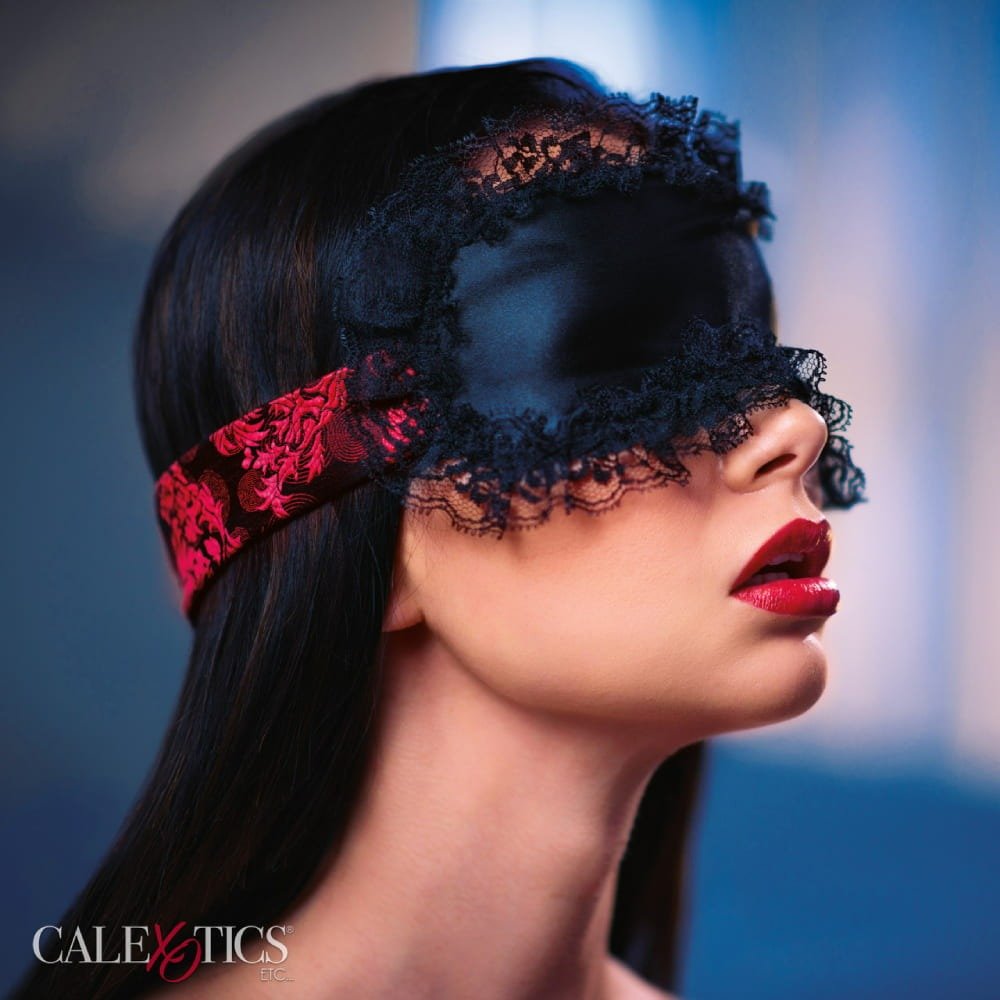 Маска на очі з мереживом та стрічками у візерунок Scandal California Exotic чорно-червона Маска на очі з мереживом та стрічками у візерунок Scandal California Exotic чорно-червона
